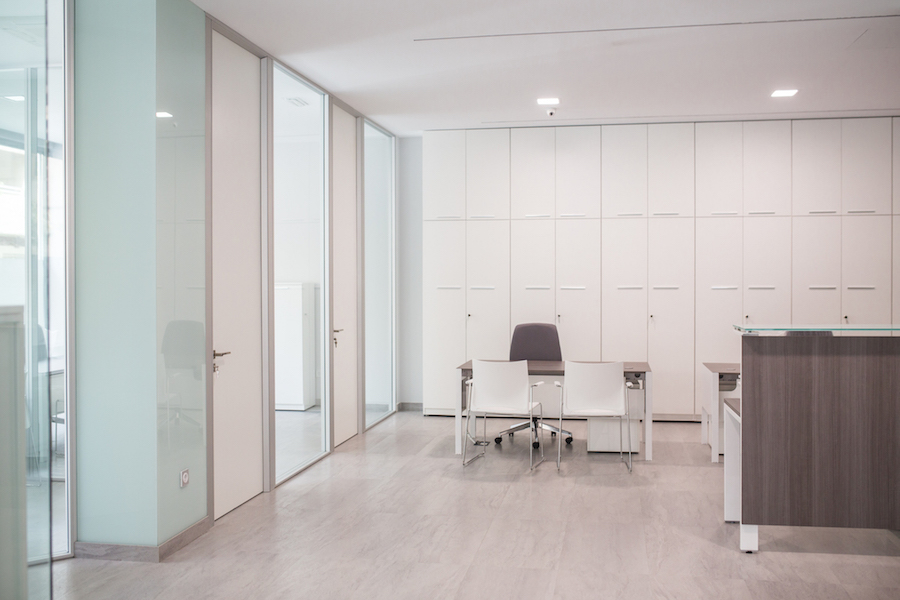 Mampara de Oficina doble vidrio con puerta ciega en madera