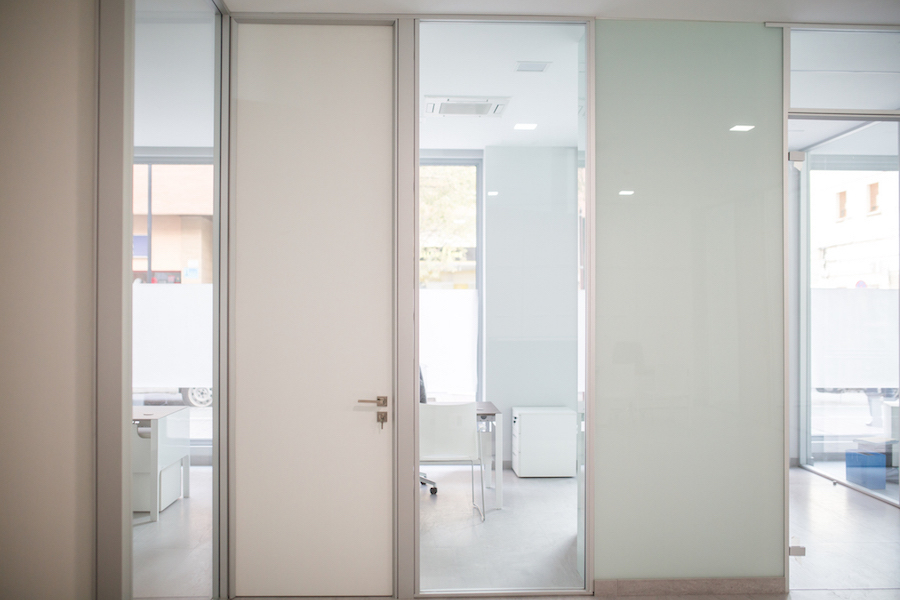 Mampara divisoria de oficina doble vidrio y puerta