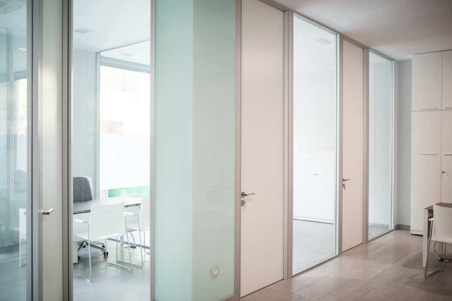 Mampara divisoria de oficina doble vidrio y puerta