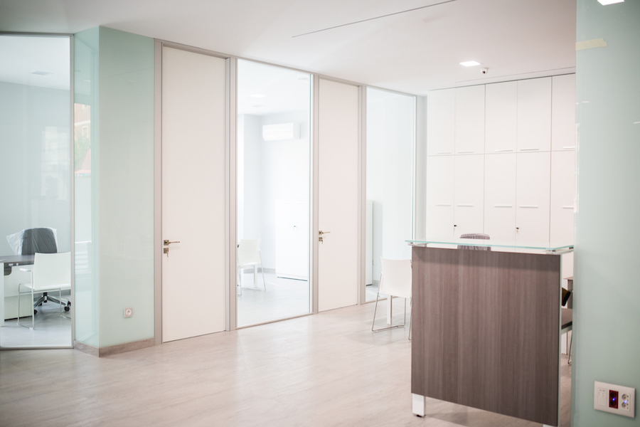 Mampara separadora de oficina doble vidrio y puerta