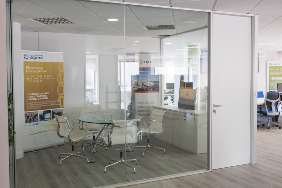 División de oficina con un vidrio a testa con pueta ciega