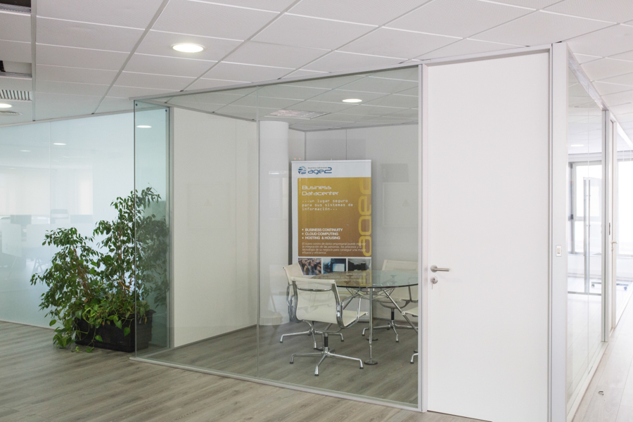 Separador de oficina con un vidrio a testa con pueta ciega