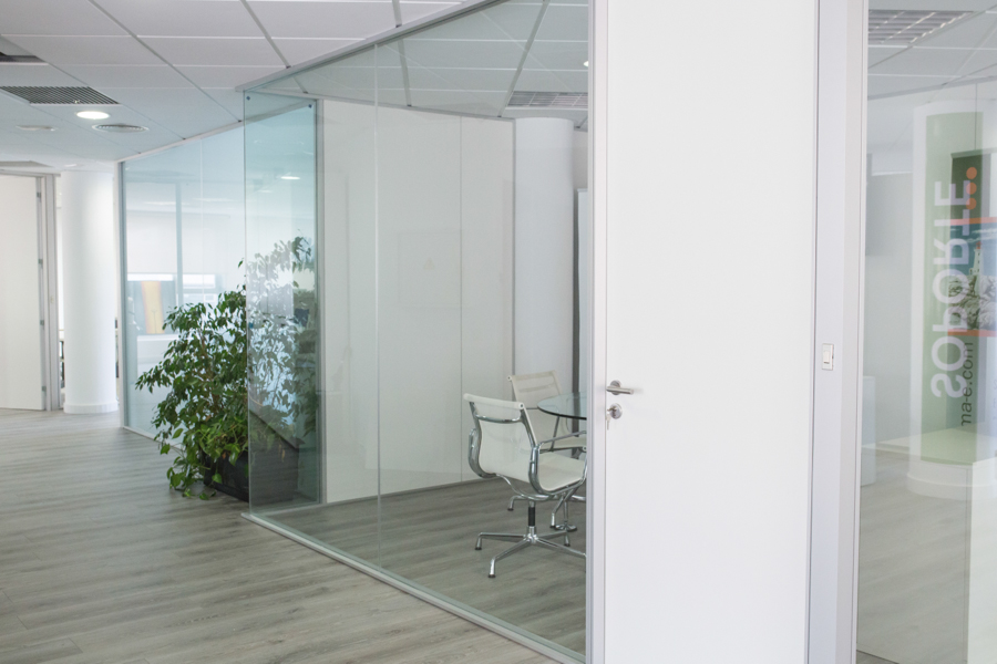 Separador de oficina con un vidrio seguridad a testa