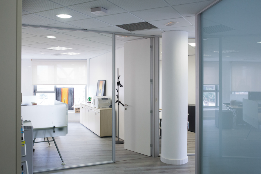 Mampara separadora de oficina con un vidrio seguridad a testa y puerta ciega