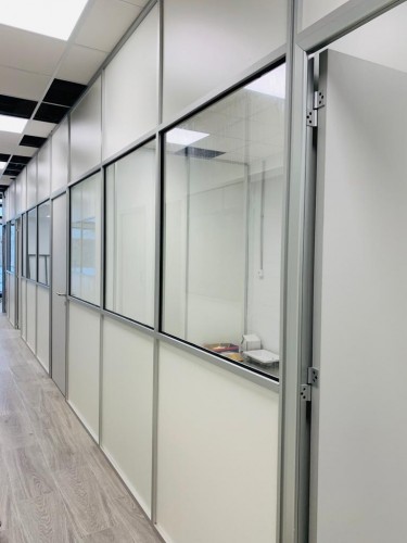 Mampara de oficina Monopanel con un vidrio