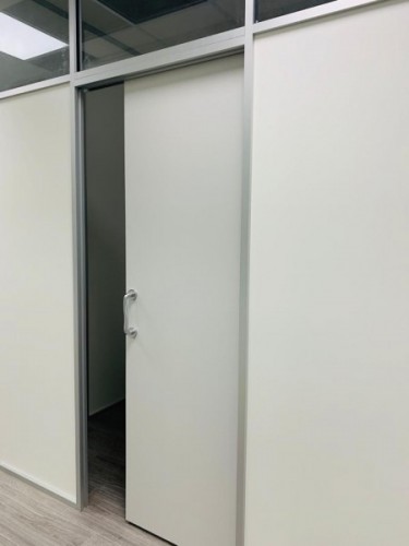 Mampara Monopanel con puerta corredera