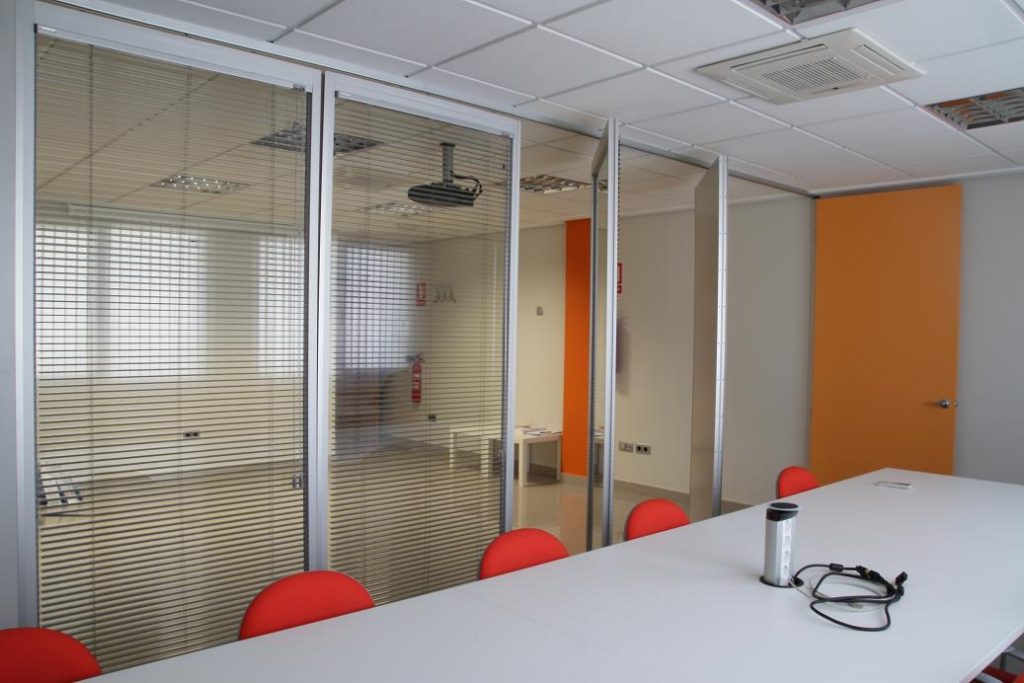 Tabiques Móviles en Vidrio con marco aluminio