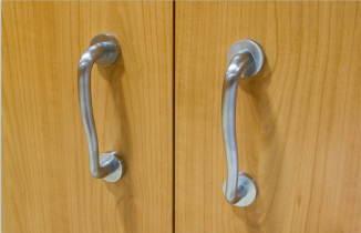 Tiradores metálicos de puertas correderas mampara de oficina