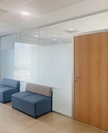 Mampara de cristal blanco con puerta ciega madera-01