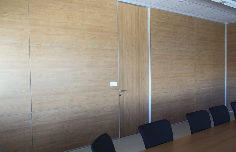 Mampara de oficina toda ciega en doble panel en madera con puerta