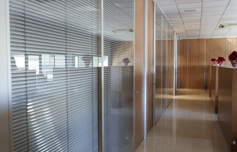 Mampara de oficina doble vidrio con cortina intermedia