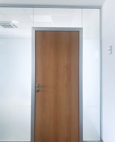 Mampara de cristal blanco con puerta ciega madera-02
