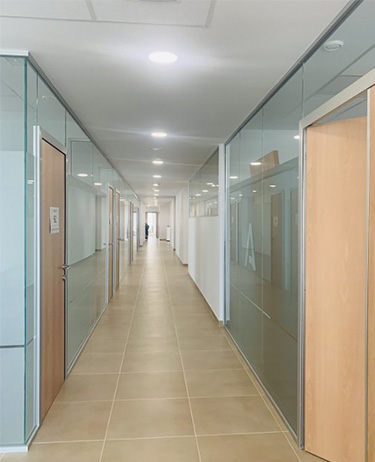 Mampara de cristal blanco con puerta ciega madera-03