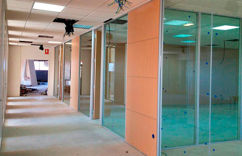 Mampara separadora de oficina doble vidrio y doble panel con entrecalles
