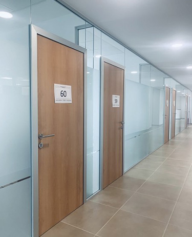 Mampara de cristal blanco con puerta ciega madera-04