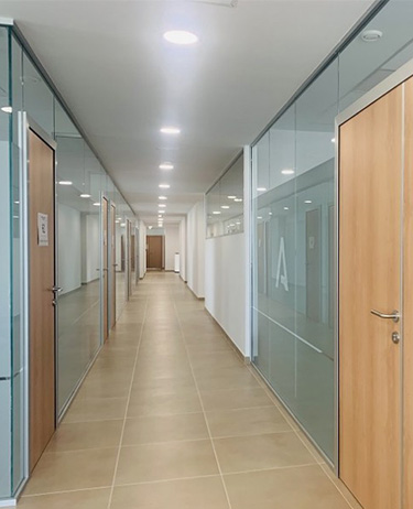 Mampara de cristal blanco con puerta ciega madera-05