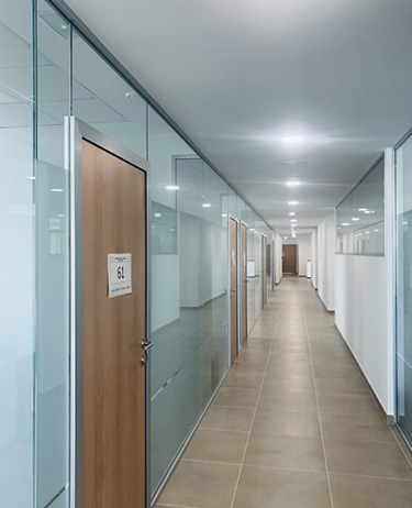 Mampara de cristal blanco con puerta ciega madera-06