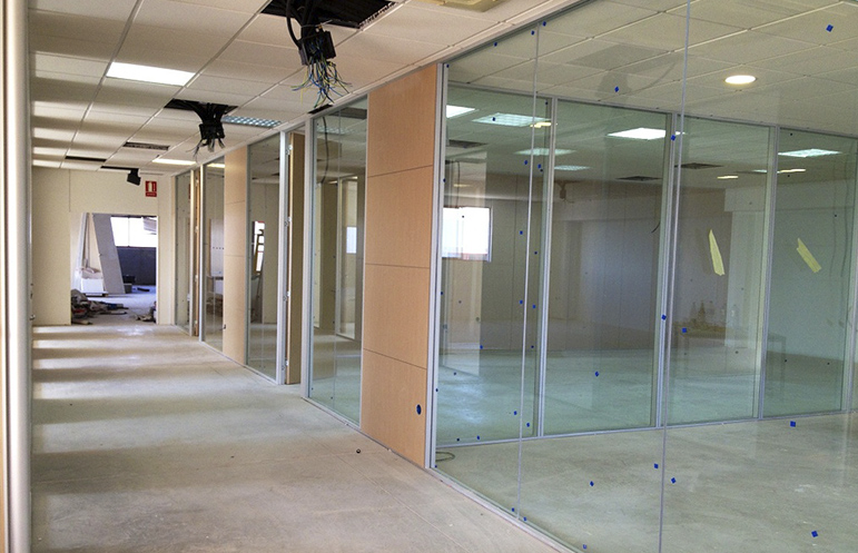 Separación de oficina doble vidrio y doble panel con entrecalles
