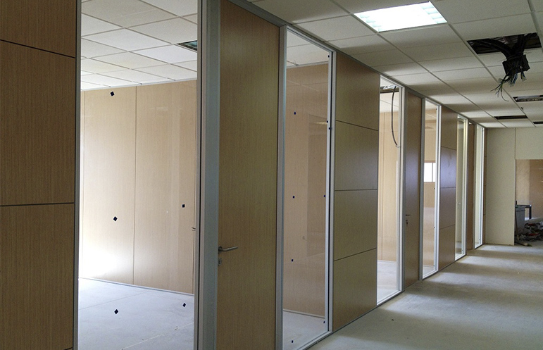 Mampara divisoria de oficina doble vidrio y doble panel y entrecalles