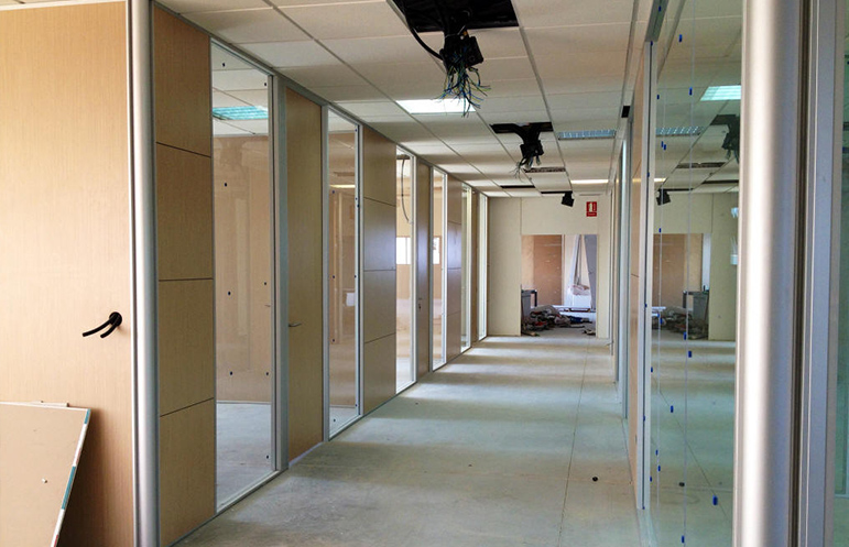 Mampara divisoria de oficina bipanel con con doble vidrio