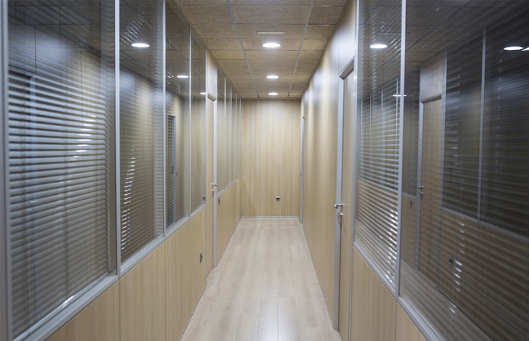 Mampara divisoria de oficina con doble panel y doble vidrio acústica