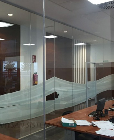 Mampara de oficina un cristal seguridad con vinilo-05
