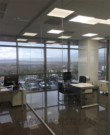 Mampara de oficina un cristal seguridad con vinilo-04