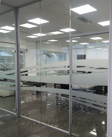 Mampara de oficina un cristal seguridad con vinilo-02