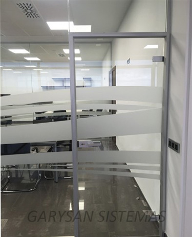 Mampara de oficina un cristal seguridad con vinilo-01
