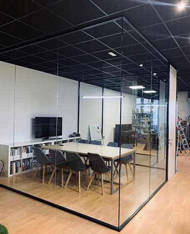 Mampara separadora un vidrio seguridad con puerta ciega-02