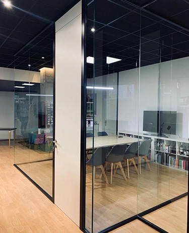 Mampara separadora un vidrio seguridad con puerta ciega-03