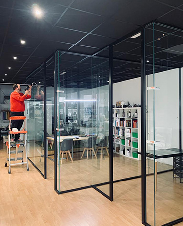 Mampara de oficina un cristal seguridad con puerta de cristal