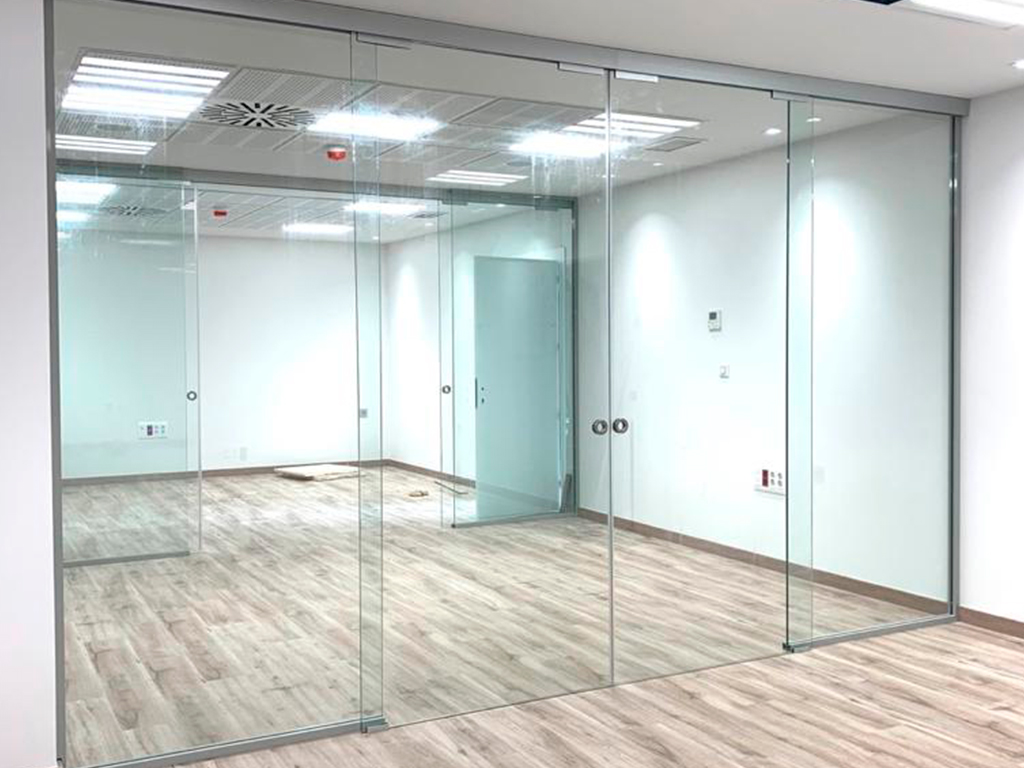 Mampara de oficina un vidrio seguridad a testa con puerta