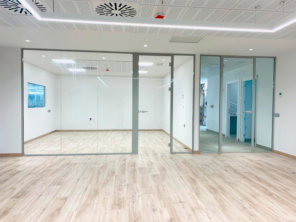 Mampara de oficina un vidrio seguridad a testa con puerta-02