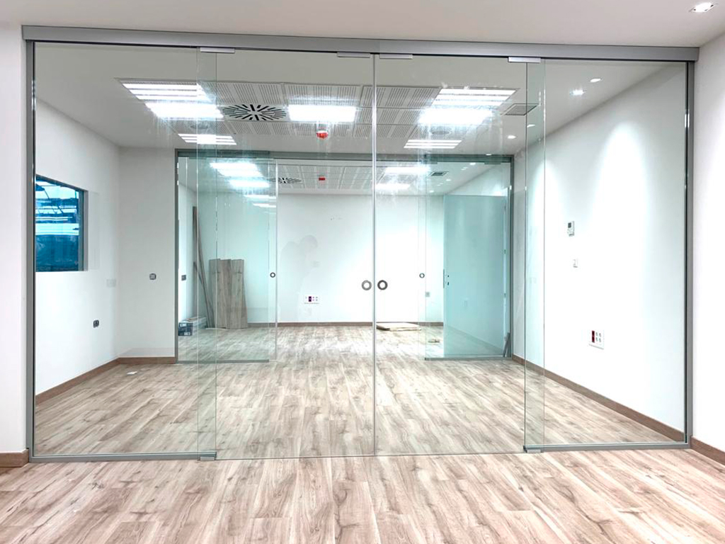 Mampara de oficina un vidrio seguridad a testa con puerta-03