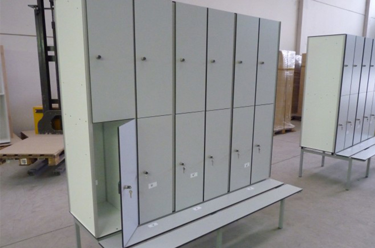 Taquillas vestuario fenólicas dos puertas con banco -01