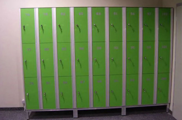 Taquillas vestuario fenólicas tres puertas-02