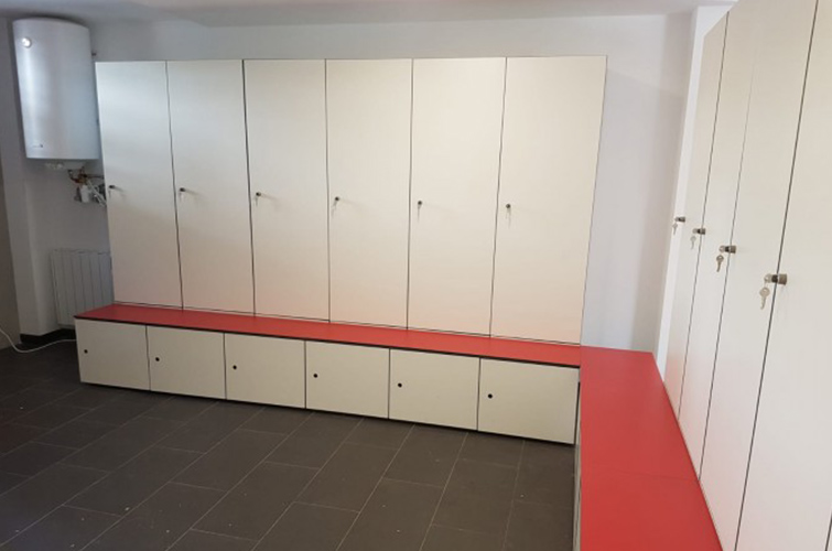 Taquillas vestuario fenólicas una puerta con banco-01