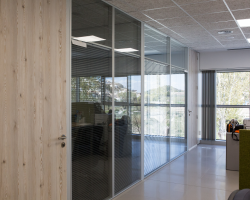 Mampara de oficina bipanel melamina blanco y doble vidrio con aluminio plata con puertas en madera-15