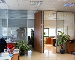 Mampara de Oficina acústica, doble panel y vidrio