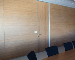 Mampara divisoria bipanel madera con puerta ciega y entrecalles