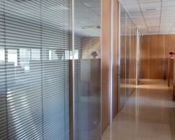 Mampara divisoria de oficina bipanel mixta