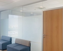 Mampara de oficina en bicristal a testa con puerta ciega-04