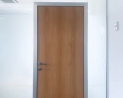 Mampara de oficina en bicristal a testa con puerta ciega-05