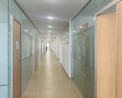 Mampara de oficina en bicristal a testa con puerta ciega-06