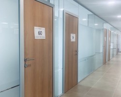 Mampara de oficina en bicristal a testa con puerta ciega-07