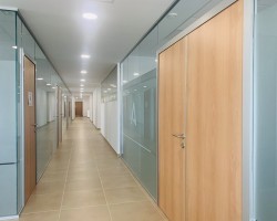 Mampara de oficina en bicristal a testa con puerta ciega-08