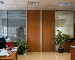 Mampara de oficina mixta con modulos ciegos apaisados y vidrio doble en Pozosur de Aguilas-02