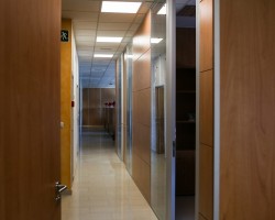 Mampara de oficina mixta con modulos ciegos apaisados y vidrio doble en Pozosur de Aguilas-07