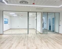 Mampara de oficina 1 vidrio a testa con aluminio color plata-01